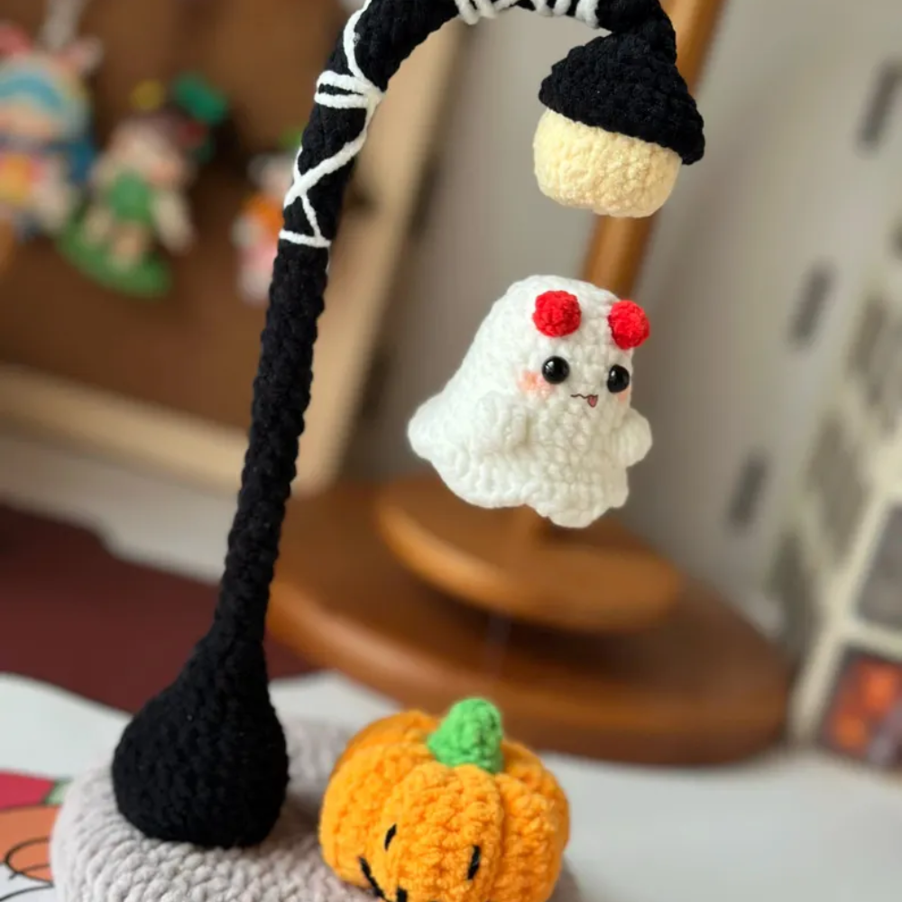 Spooky Streetlight Kitty Crochet Pattern